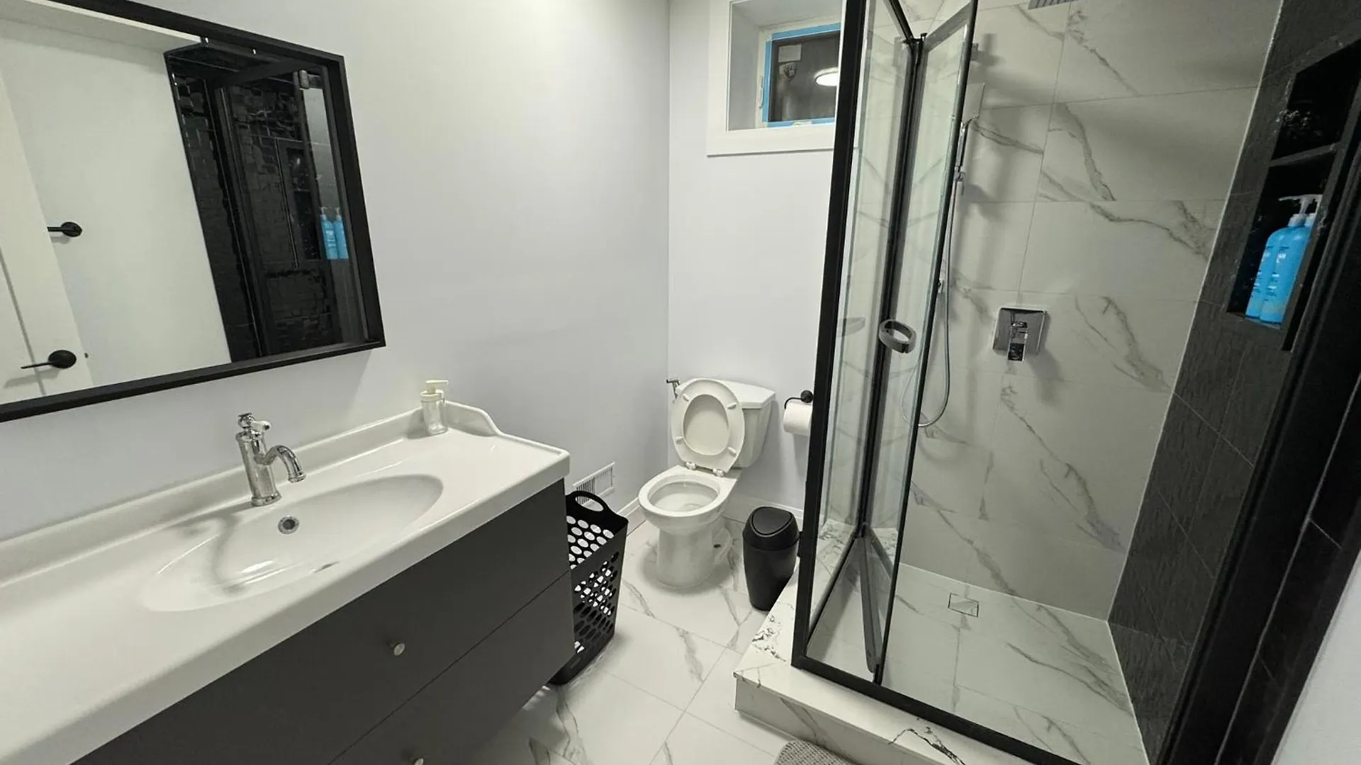 Apartment Spacious Room 01, Airport, Free Pkg, Sep Entrance, Shared Bathroom Toronto