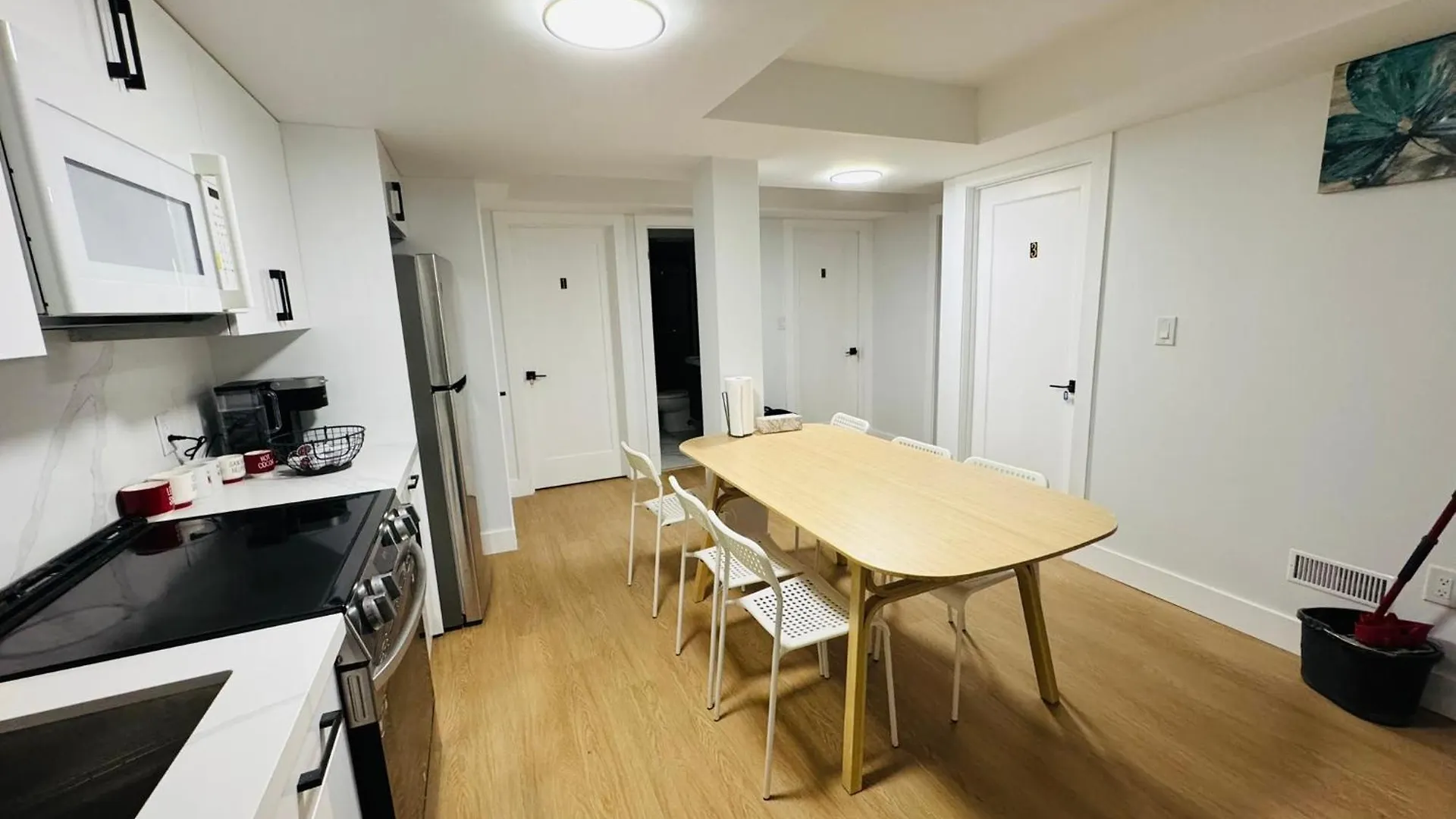 Spacious Room 01, Airport, Free Pkg, Sep Entrance, Shared Bathroom Toronto Apartment