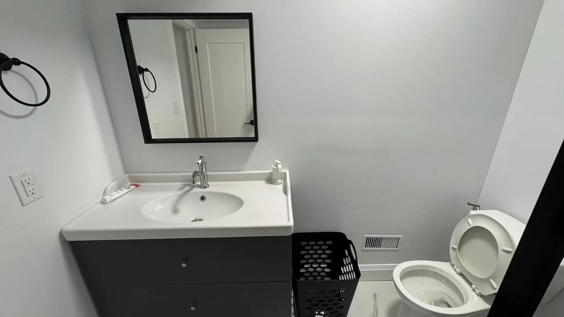 Spacious Room 01, Airport, Free Pkg, Sep Entrance, Shared Bathroom Toronto 0*,  Canada